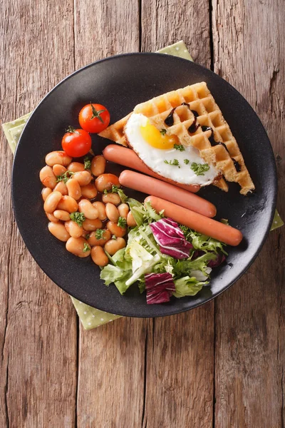 Café da manhã salgado: waffles com ovo, salsichas, feijão e sa fresco — Fotografia de Stock