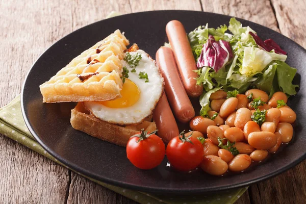 Healthy breakfast: waffle sandwich with egg, sausages, beans and — Stock Photo, Image