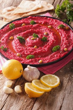 Humus ile pancar ve susam yakın çekim. dikey