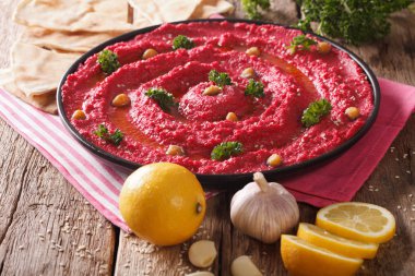 Humus, pancar, nohut ve pide ekmek yakın çekim. Yatay