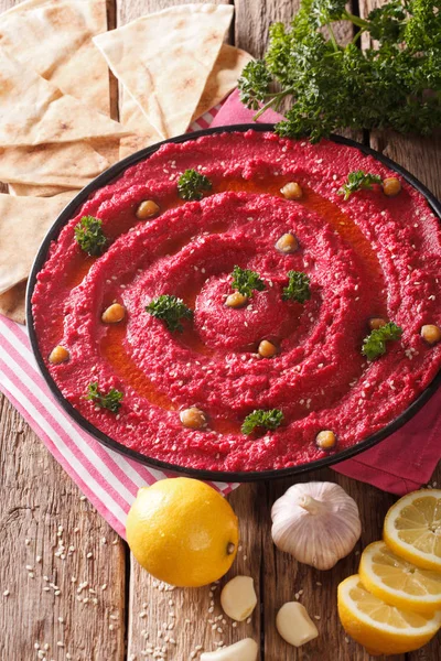 Hummus picante de remolacha con sésamo y ajo de cerca en una ta — Foto de Stock