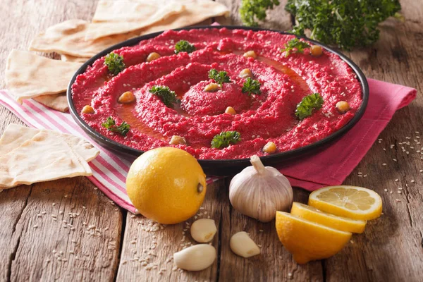 Hummus di ceci e barbabietola e ingredienti primo piano. Horiz — Foto Stock