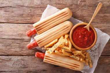 Patates kızartması ve domates sosu kapat-u ile ızgara sosisli sandviç alır