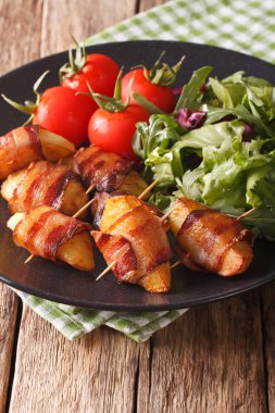 Pastırma ve taze salata yakın çekim ile kızarmış patates dilimleri. Verti