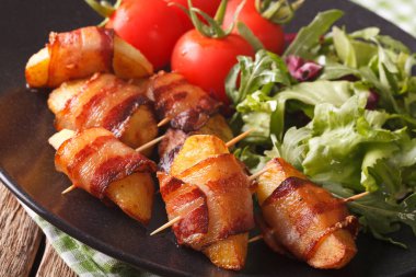 Patates dilimleri pastırma ve karışımı salata closeup sarılmış. Yatay