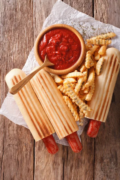 Fast food: rolos de cachorro-quente francês com batatas fritas e ketchup cl — Fotografia de Stock