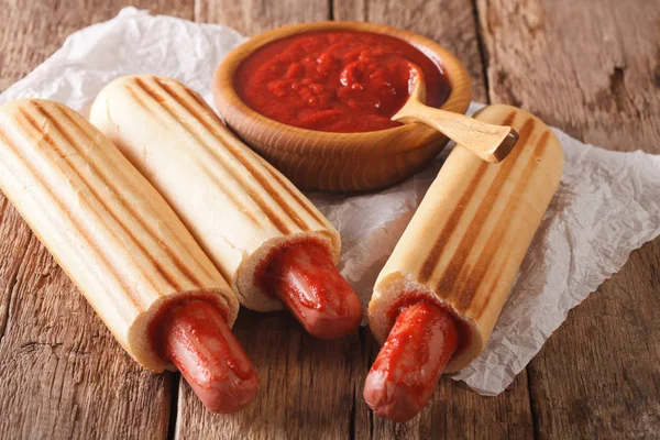 Pikantní francouzské hot dog rohlíky s detailním kečup. Horizontální — Stock fotografie
