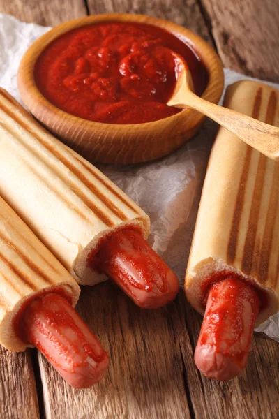 Pikantní francouzské hot dog rohlíky s detailním kečup. vertikální — Stock fotografie