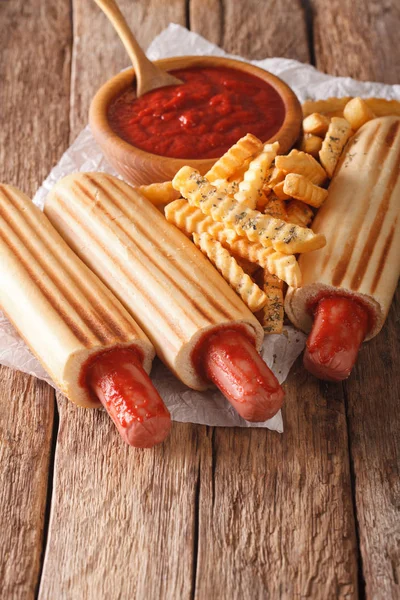 Zavřete francouzské Hot dogy rohlíky, s hranolky a rajčatovou omáčkou- — Stock fotografie