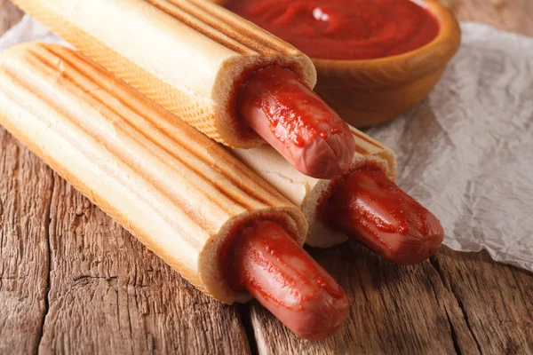 法国热狗与番茄酱特写。水平 — 图库照片