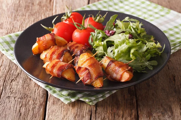 Batata assada com bacon e salada fresca close-up. horizontal — Fotografia de Stock