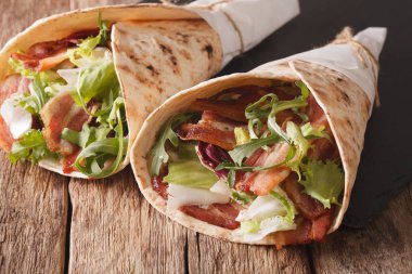 Burrito pastırmalı ve taze salata close-up karıştırın. Yatay