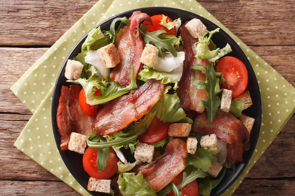 Salade van gebakken spek, sla, tomaat en croutons close-up mix. — Stockfoto
