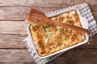 Filo hamur ürünleri peynir, yumurta ve Yeşiller cl ile Sırp Gibanica