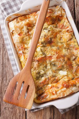 Peynir, yumurta ve Yeşiller clos ile Sırp Gibanica fırından yeni çıkmış