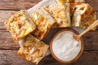 Sırp Gibanica peynir, yumurta ve otlar yakın çekim ile dilimlenmiş ve