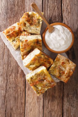Peynir, yumurta ve Yeşiller ile geleneksel Sırp Gibanica kapatın-