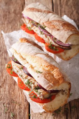 Sandviç ile kızarmış uskumru ve sebze yakın çekim. dikey