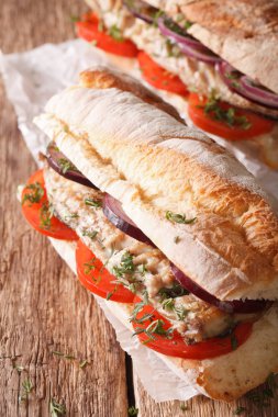 Türk sandviç balik ekmek kızarmış uskumru yakın çekim ile. Verti