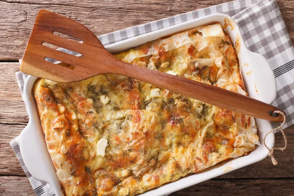 Comida balcánica: pastel serbio Gibanica con queso, huevos y verduras c — Foto de Stock