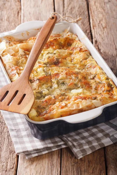 Torta caseira de massa filo com queijo, ovos e verduras close-u — Fotografia de Stock