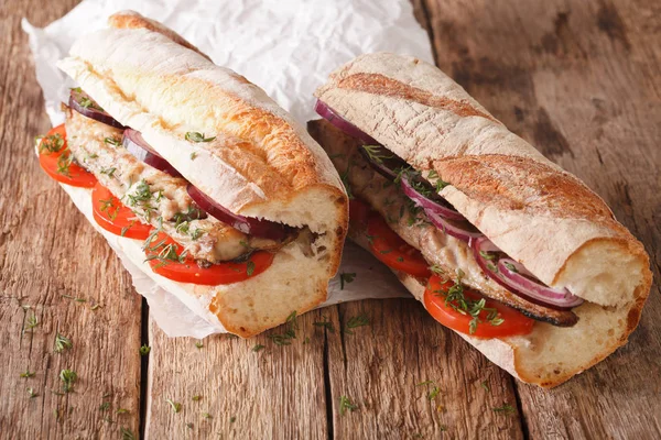 Broodjes met gebakken makreel, tomaten en uien close-up. Ho — Stockfoto