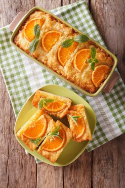 Turuncu filo pasta portokalopita yakın bir pişirme çanağı içinde çekim. vertica