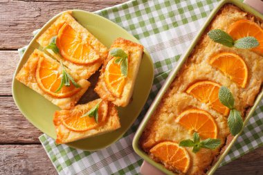 Phyllo - Portokalopita yakın çekim ile Yunan turuncu pasta dilimlenmiş. Ho