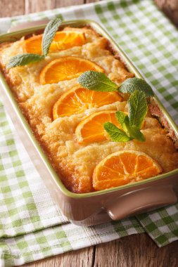 Turuncu filo pasta portokalopita yakın bir pişirme çanağı içinde çekim. vertica
