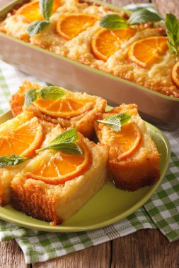 Turuncu pasta Portokalopita yakın çekim dilimlenmiş. dikey
