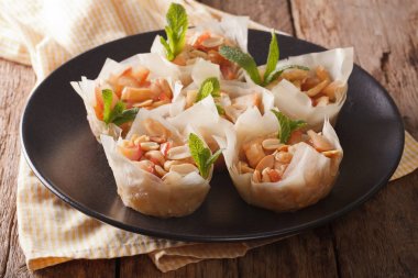 Elma ve fıstık yakın bir plaka üzerinde çekim ile pişmiş filo pasta. h