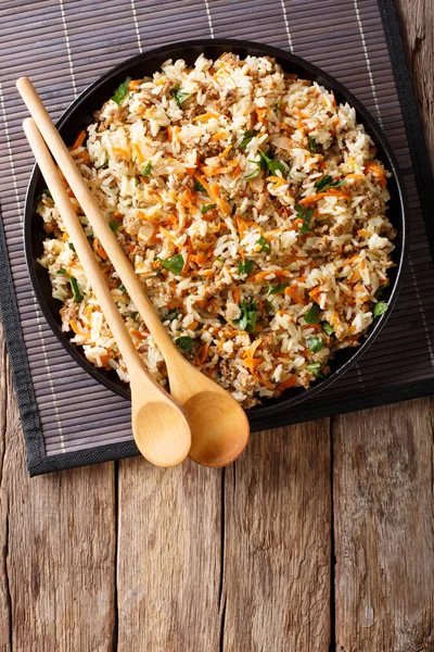 Cozinha tailandesa: arroz frito com carne picada e legumes close-u — Fotografia de Stock