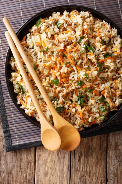 Thaise pittige rijst met gehakt vlees en groenten close-up op de — Stockfoto