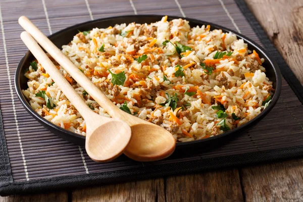 Arroz picante frito con carne picada y verduras de cerca. Horiz. — Foto de Stock