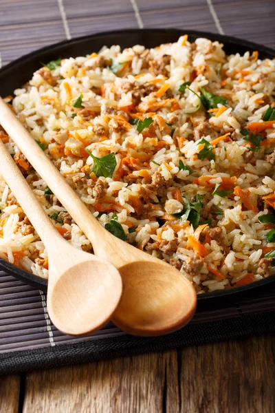 Arroz tailandés con carne picada y zanahorias de cerca en un plato. vert — Foto de Stock