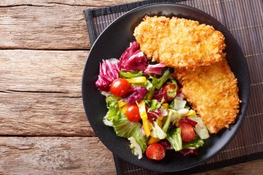 Panko ve taze salata yakın çekim üzerinde breading içinde tavuk biftek 