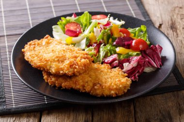 Ekmek kırıntıları Panko lezzetli biftek ve taze sebze salatası c