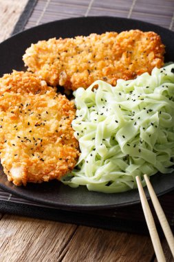 Asya gıda: biftek ekmekli Panko ve susam ile yeşil erişte