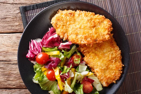 Chicken steak in breadcrumbs Panko and fresh vegetable salad clo — Stock Photo, Image