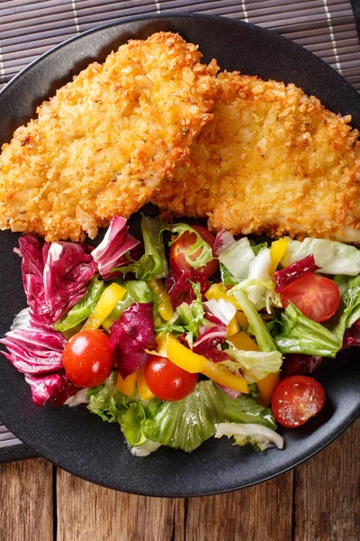 Bife japonês em farinha de rosca Panko e salada de legumes frescos cl — Fotografia de Stock