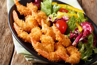 Japonca karides tempura ve taze sebze salatası yakın çekim üzerinde bir