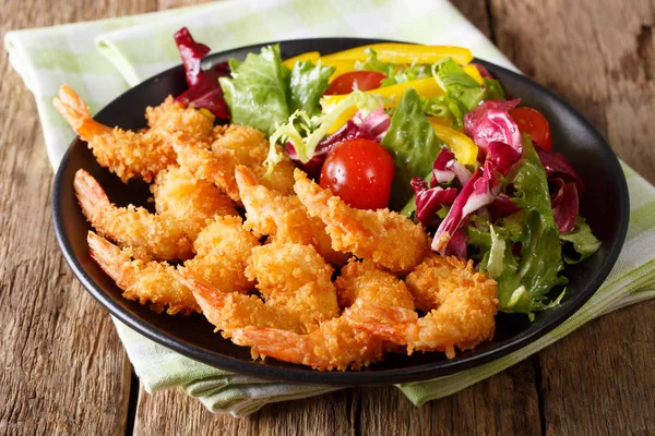 Жареные креветки темпура и свежий салат крупным планом на тарелке. horiz — стоковое фото