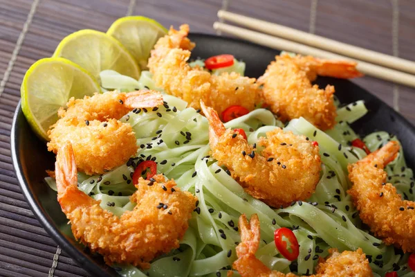 Krevety ve strouhance s zelený čaj těstoviny a sezam close-up na — Stock fotografie