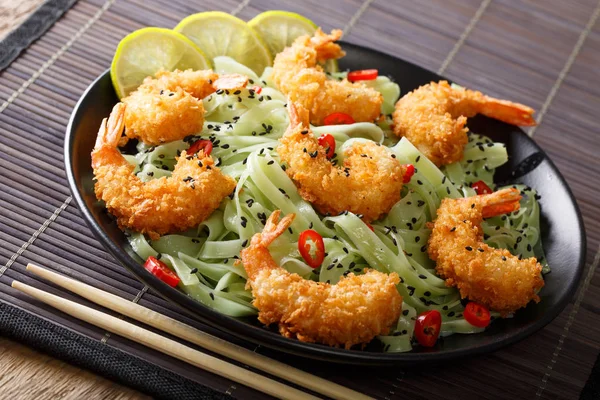 Shrimp tempura z zielonej herbaty makaron, chili i sezam szczegół o — Zdjęcie stockowe