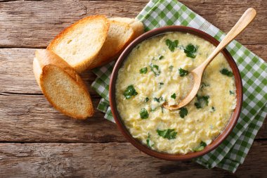 İtalyan yumurta çorbası stracciatella farfalline makarna ve parmesa ile