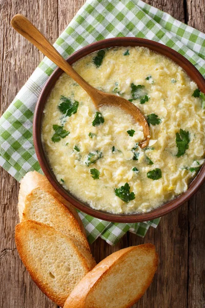 Italienisches Essen: Suppe stracciatella mit Farfalline und Käse clos — Stockfoto