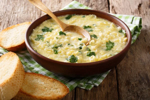 Italian food: soup stracciatella with farfalline and cheese clos — Stock Photo, Image