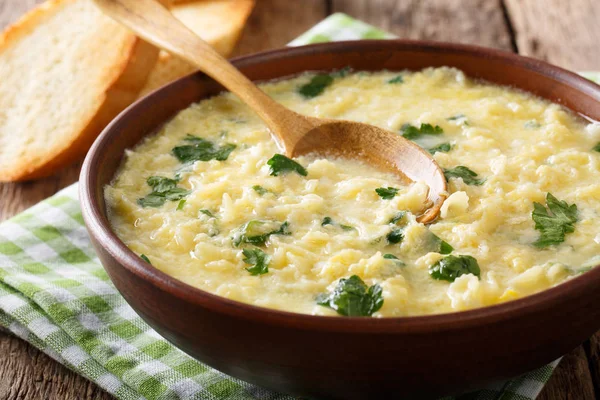 Italienska ägg grädde soppa stracciatella med farfalline pasta och c — Stockfoto