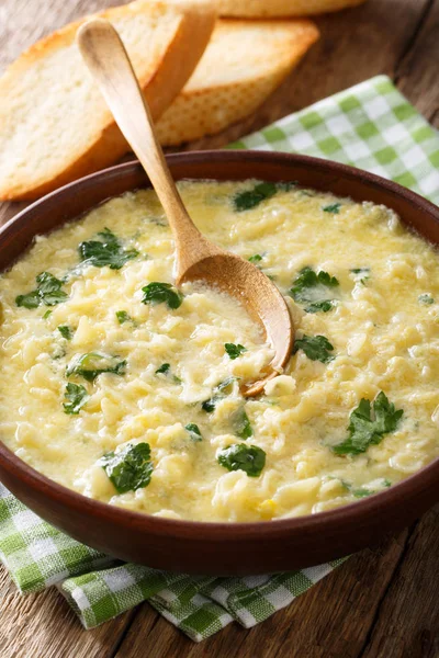 Італійський яйце stracciatella суп з farfalline паста і parmesa — стокове фото