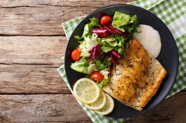 Arctic char lezzetli kızarmış balık fileto ve taze sebze kapatın
